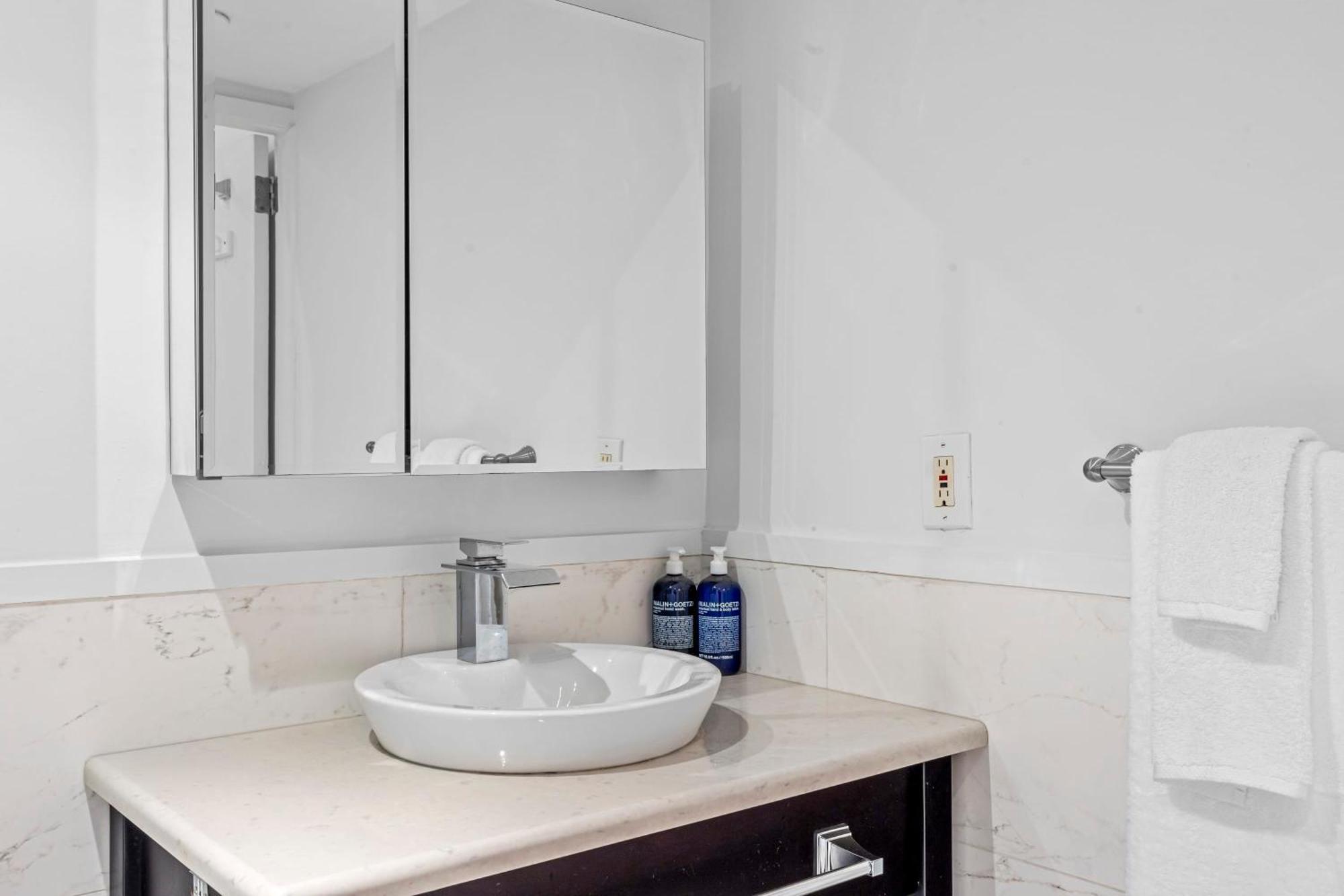 Barrow By Rove Travel 1br Loft With Shared Roof New York